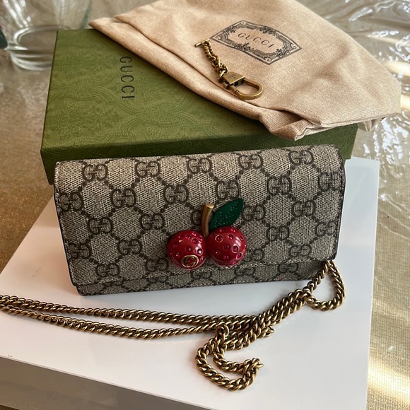 Gucci Handbags - Gucci supreme chain bag